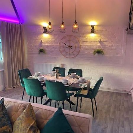 Lovely 2 Bedroom Penthouse Apartment In Chester - Free Parking!! Честер Екстер'єр фото