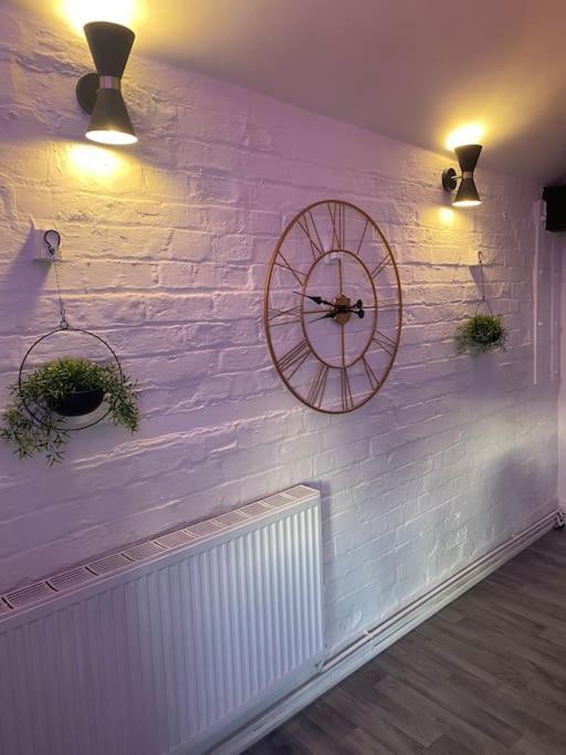 Lovely 2 Bedroom Penthouse Apartment In Chester - Free Parking!! Честер Екстер'єр фото