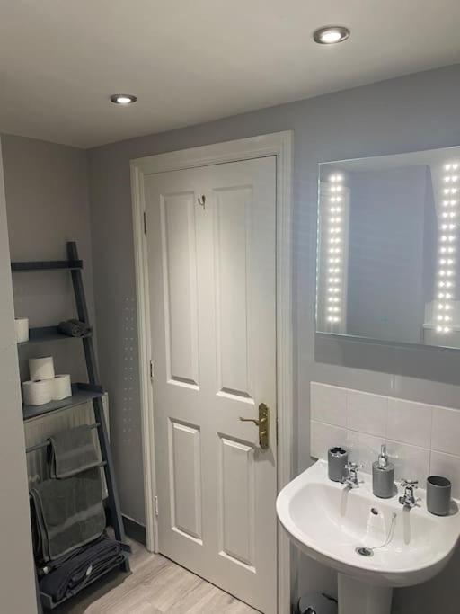Lovely 2 Bedroom Penthouse Apartment In Chester - Free Parking!! Честер Екстер'єр фото