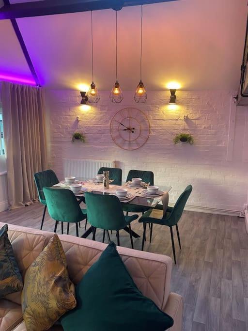 Lovely 2 Bedroom Penthouse Apartment In Chester - Free Parking!! Честер Екстер'єр фото