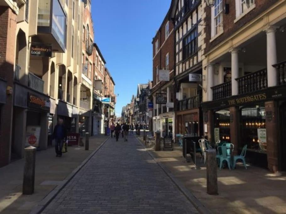 Lovely 2 Bedroom Penthouse Apartment In Chester - Free Parking!! Честер Екстер'єр фото