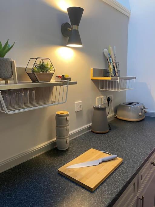 Lovely 2 Bedroom Penthouse Apartment In Chester - Free Parking!! Честер Екстер'єр фото